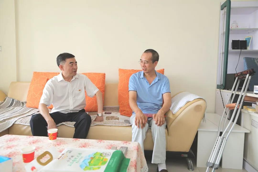 蜀道集團黨委副書記、董事鄒蔚走訪慰問四川路橋困難黨員