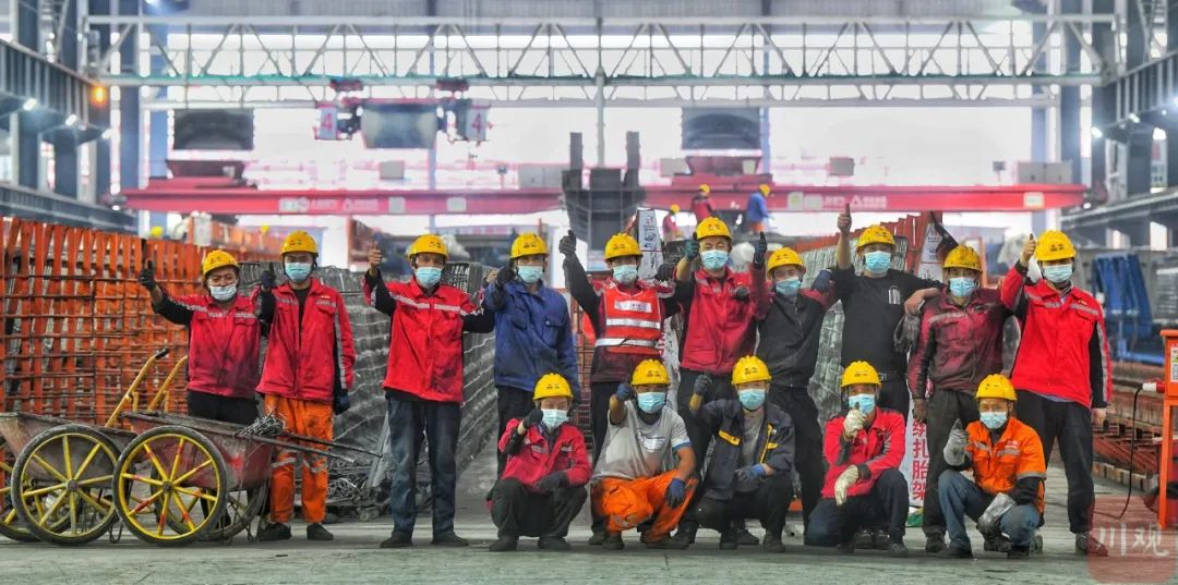這里的高速公路橋梁板，是用遙控器“生產(chǎn)”出來的