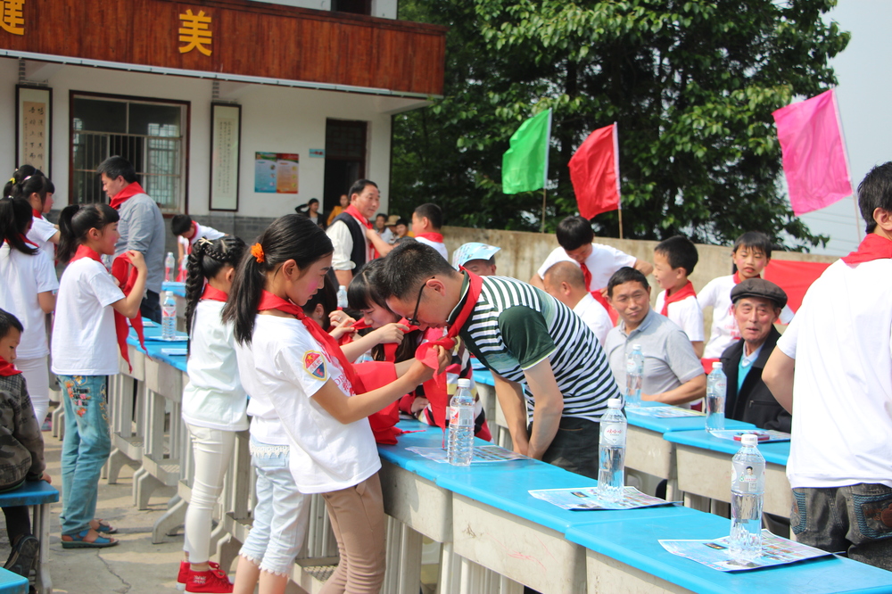 慰問兩路小學(xué)