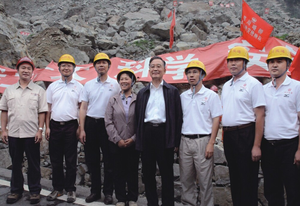 “5.12”抗震救災(zāi)期間，溫家寶同志視察公司搶通的國(guó)道213都汶公路