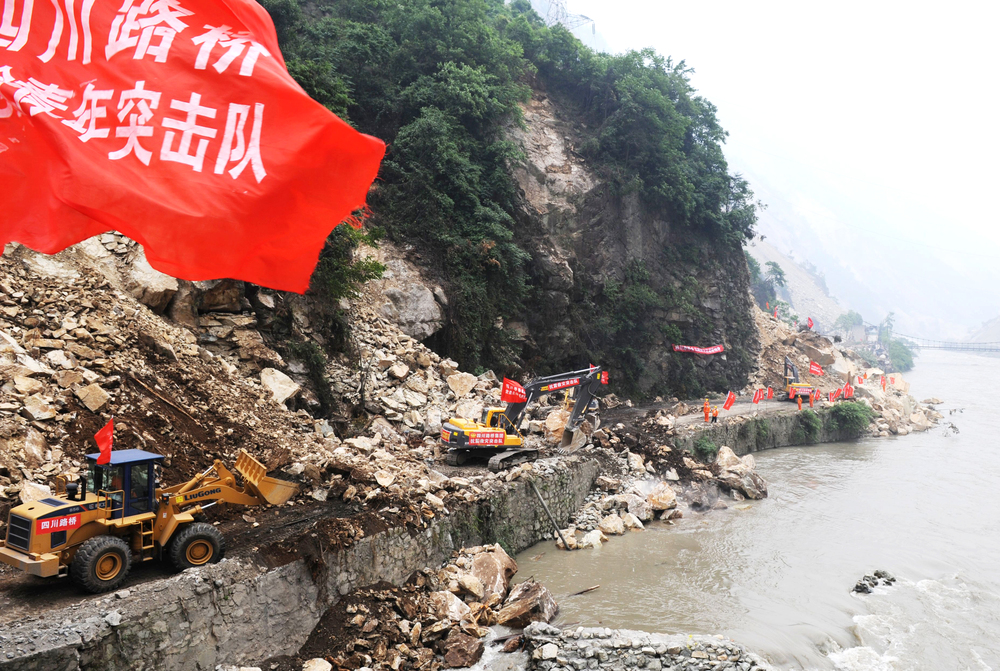 “5.12”汶川大地震后，四川路橋搶險(xiǎn)隊(duì)全力搶通都汶公路