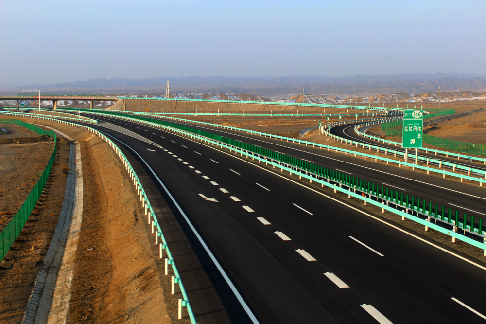 新疆克拉瑪依至烏爾禾高速公路