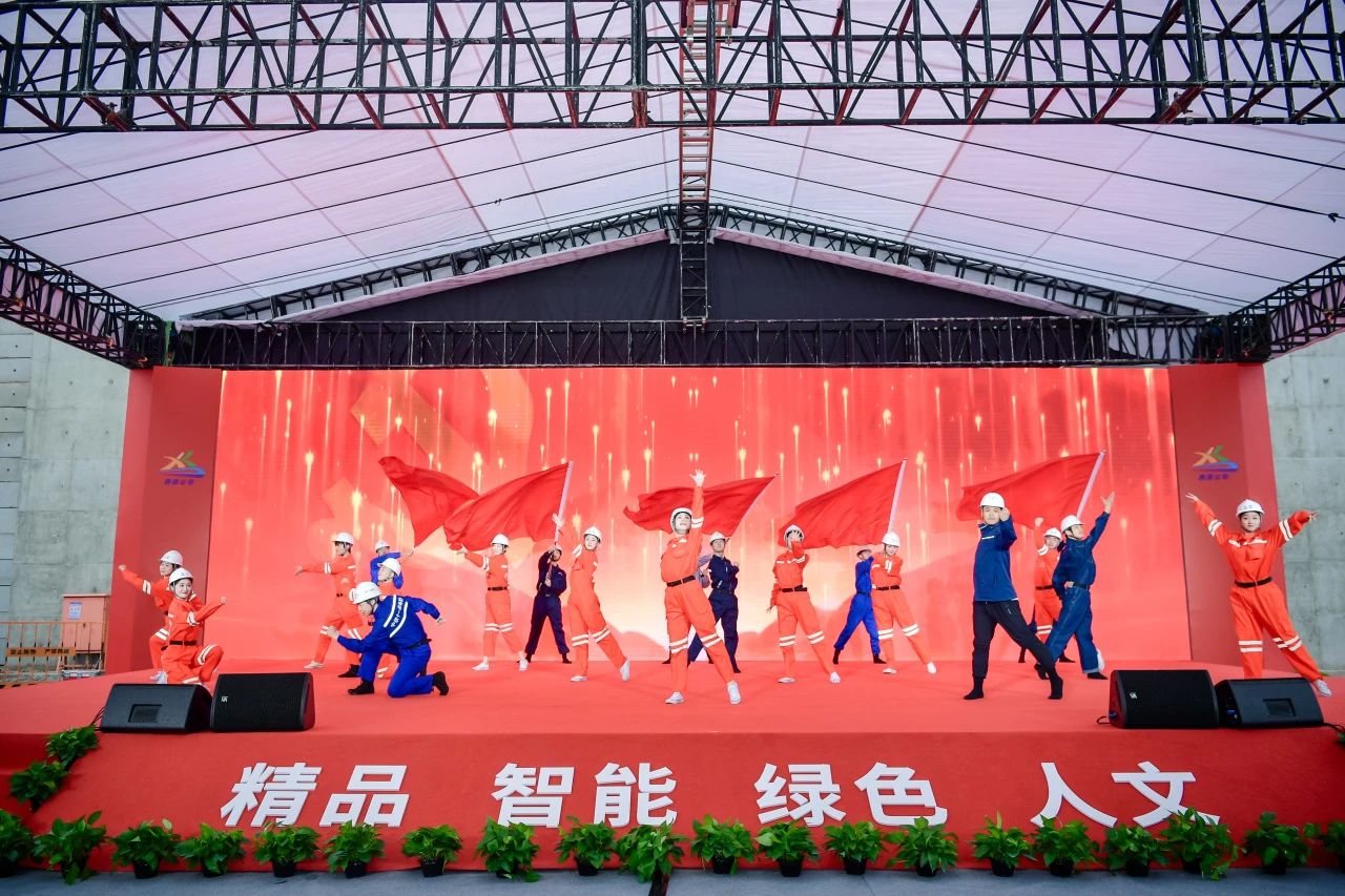 渝昆高鐵六標(biāo)開(kāi)展“奮戰(zhàn)三十天 勇當(dāng)‘火車頭’”突擊奉獻(xiàn)動(dòng)員會(huì)暨主題黨日活動(dòng)
