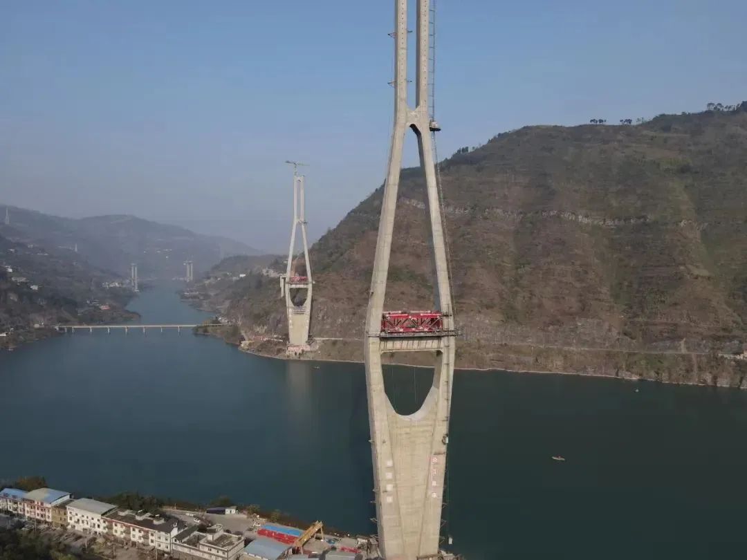 川內(nèi)第一高橋！沿江高速新市金沙江特大橋鋼桁梁架設全面展開