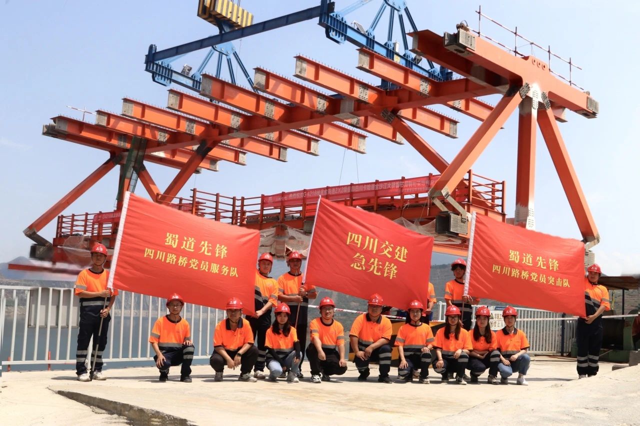 卡哈洛金沙江大橋！鋼桁梁“走軍姿”