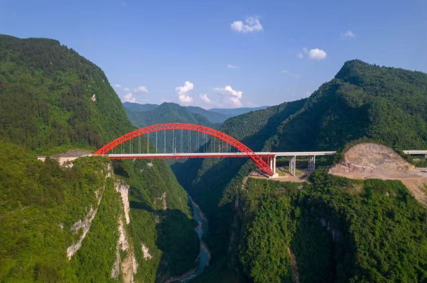 30輛重卡900噸“壓橋”！蜀工檢測公司圓滿完成湖北宜來高速溇水河特大橋荷載試驗檢測