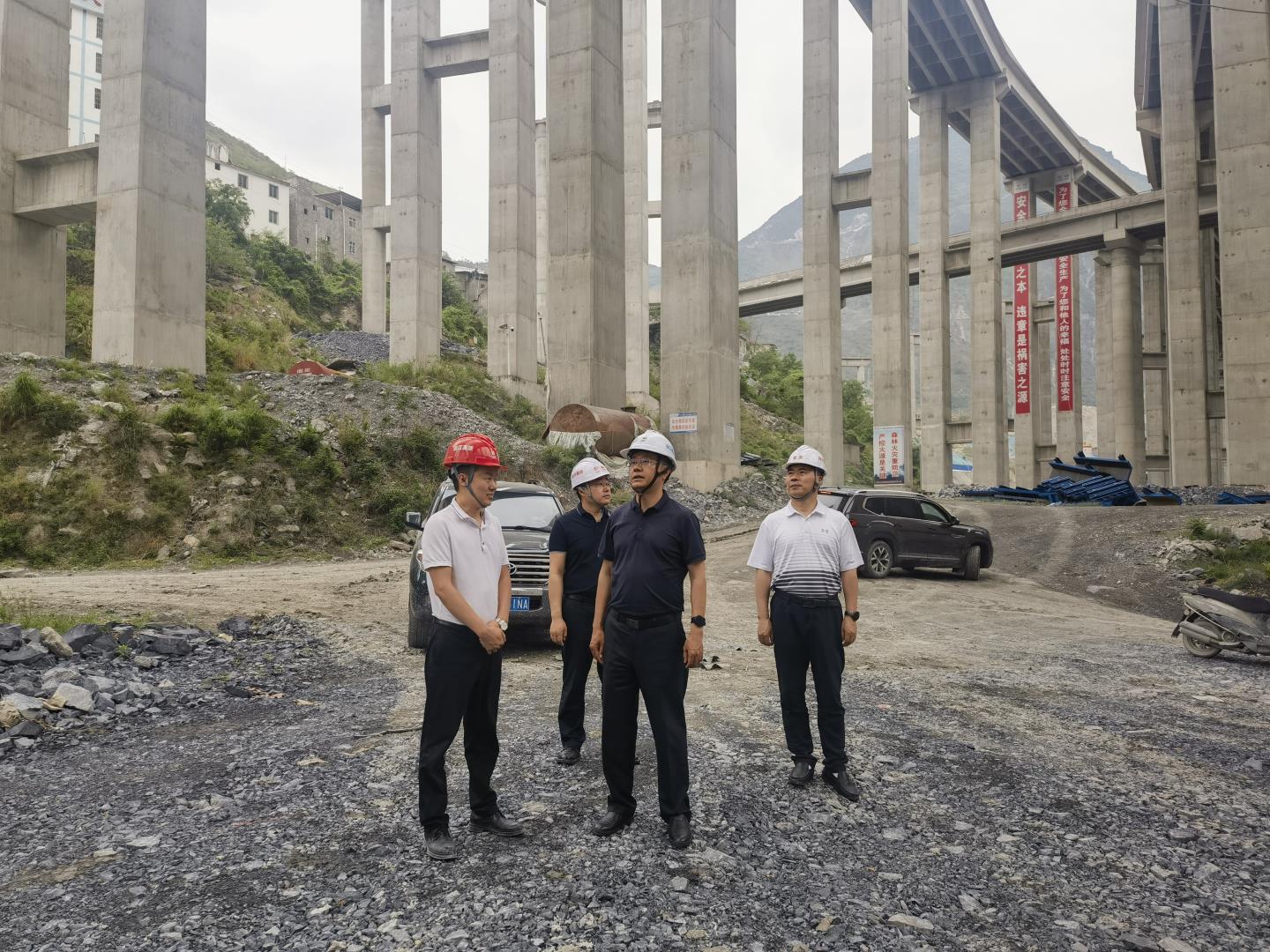 四川路橋黨委委員、紀(jì)委書記焦利軍帶隊(duì)赴路航公司、華東公司項(xiàng)目一線開展防汛督導(dǎo)和調(diào)研檢查