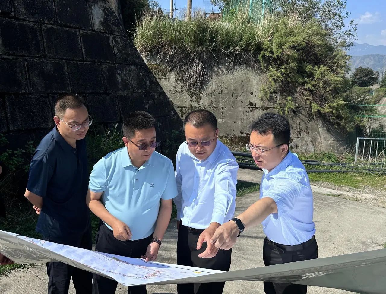 四川路橋黨委副書記、副董事長(zhǎng)、總經(jīng)理羊勇一行督導(dǎo)調(diào)研金西、昭普高速公路項(xiàng)目